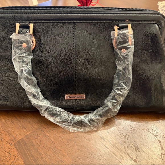 Elegant Black Handbag - Picture 5 of 16